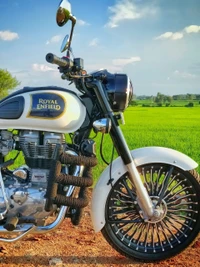 Royal Enfield Classic 350 dans un paysage vert pittoresque