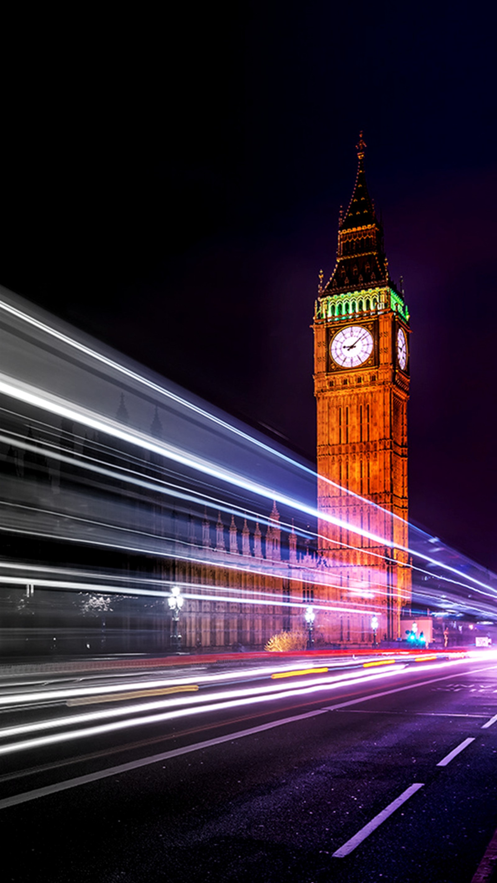 Imagem árabe de uma torre do relógio com uma imagem borrada de um ônibus (cidade, luzes, noite)