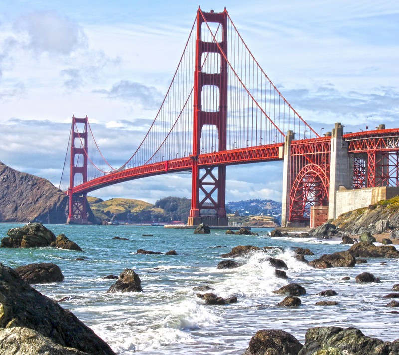 Вид моста над водой с камнями на переднем плане (америка, мост, золотые ворота, golden gate, сан франциско)