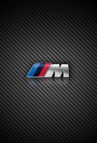 Logo de BMW M Power sobre fondo de fibra de carbono