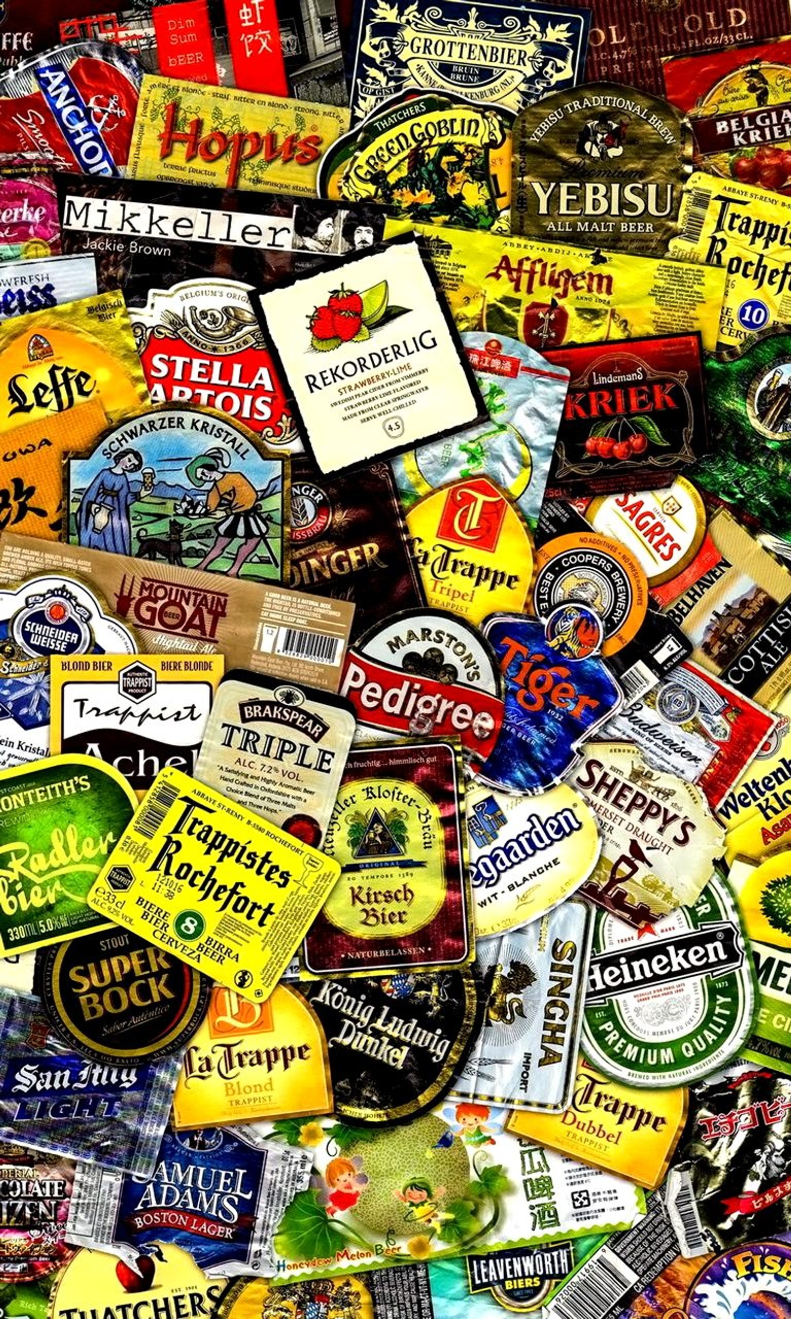 Un primer plano de una pila de varias etiquetas de cerveza (cerveza, pegatinas)