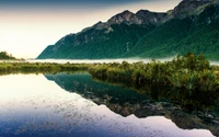 Ruhige Reflexion der Berge in azurblauen Gewässern