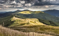 Deslumbrante paisagem montanhosa sob um céu dramático