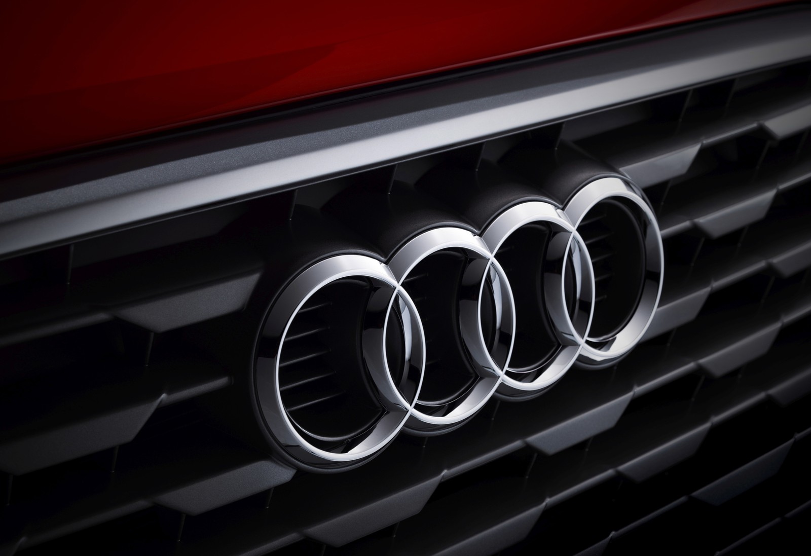 Logo de audi en la parte frontal de un coche rojo (audi, volkswagen group, coche, parrilla, exterior de automóvil)