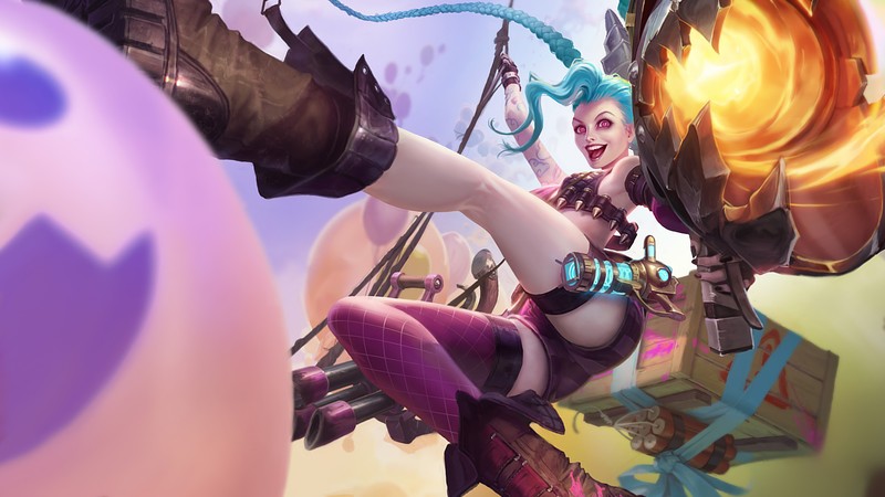 Женщина в костюме держит гигантский объект (джинкс, jinx, lol, league of legends, видеоигра)