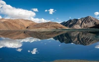 Pangong Tso: Reflexão majestosa do Himalaia em um sereno lago glacial