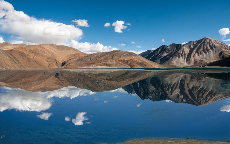 Панорамный вид на озеро с горами на заднем плане (пангонг цо, pangong tso, горные образования, отражение, гора)