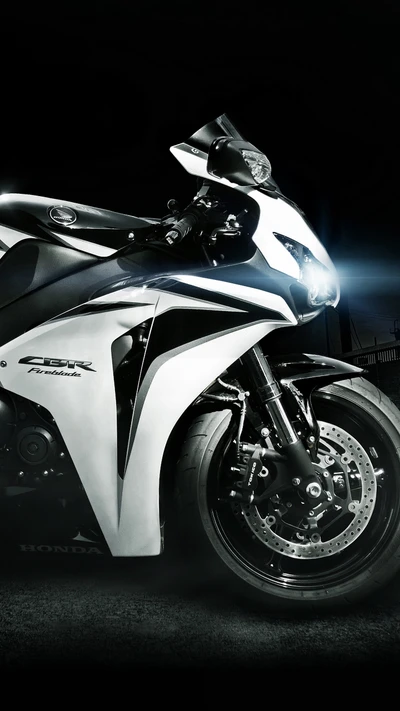 Moto esportiva Honda CBR com iluminação automotiva impressionante e design elegante