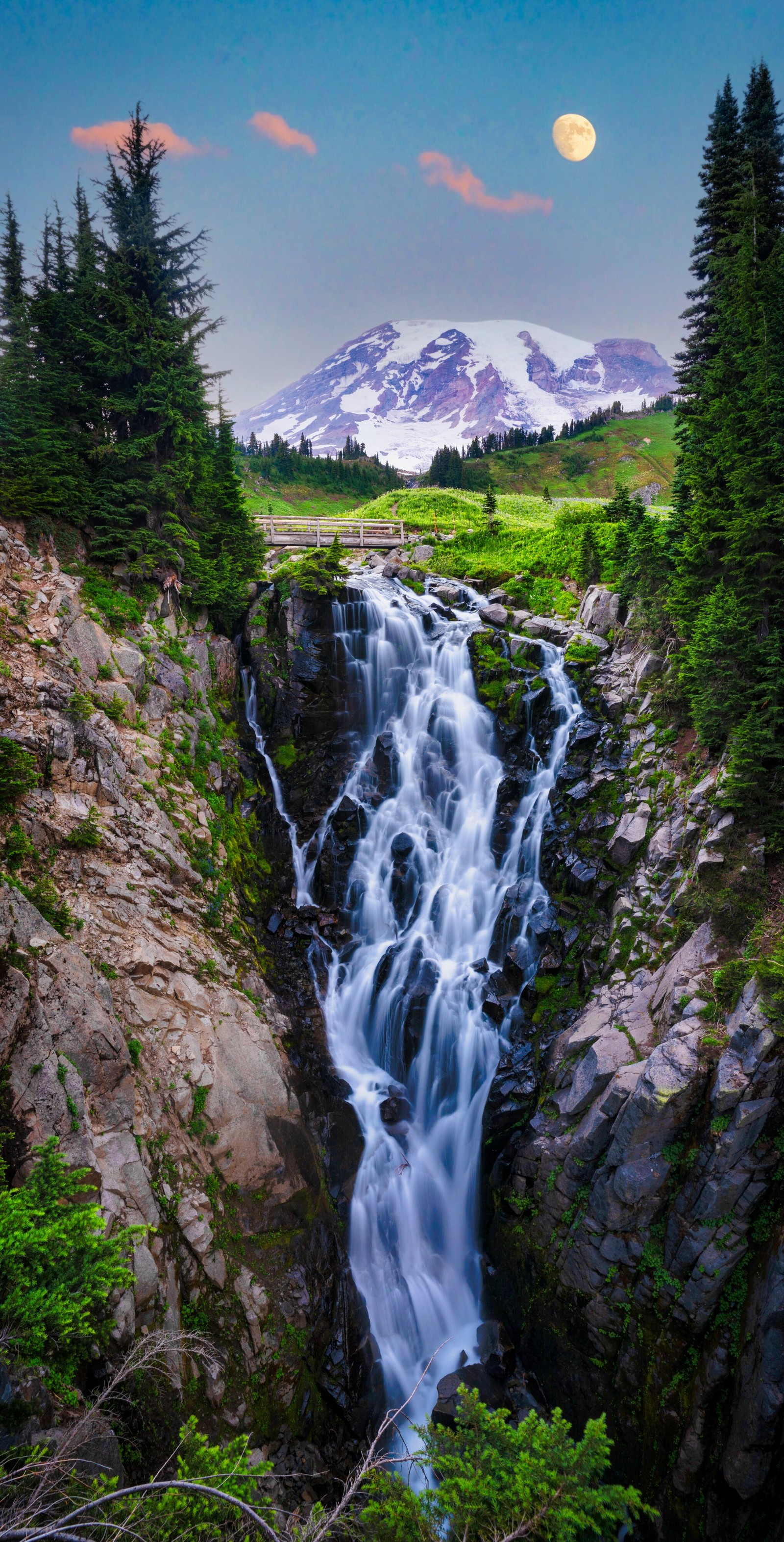 Арафед водопад в долине с горой на заднем плане (гора рейнир, mount rainier, гора, гора вашингтон, водопад)