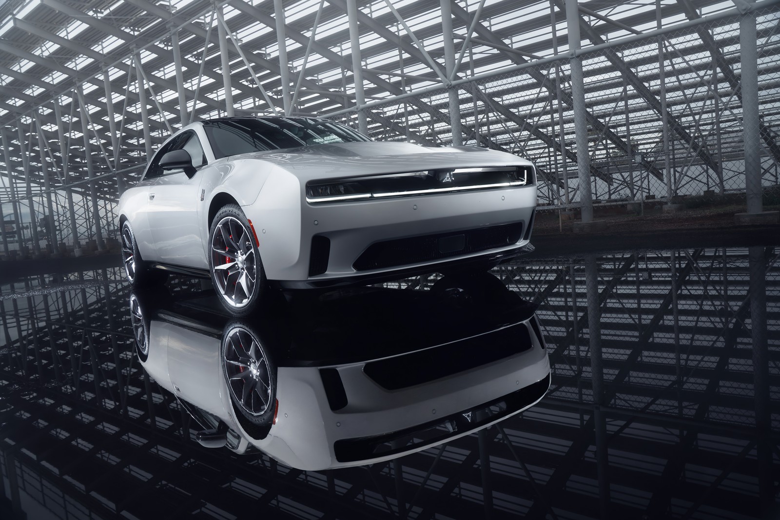 Un primer plano de un coche blanco en una gran sala (dodge charger daytona scat pack, coche musculoso, 2024, 5k, coches)