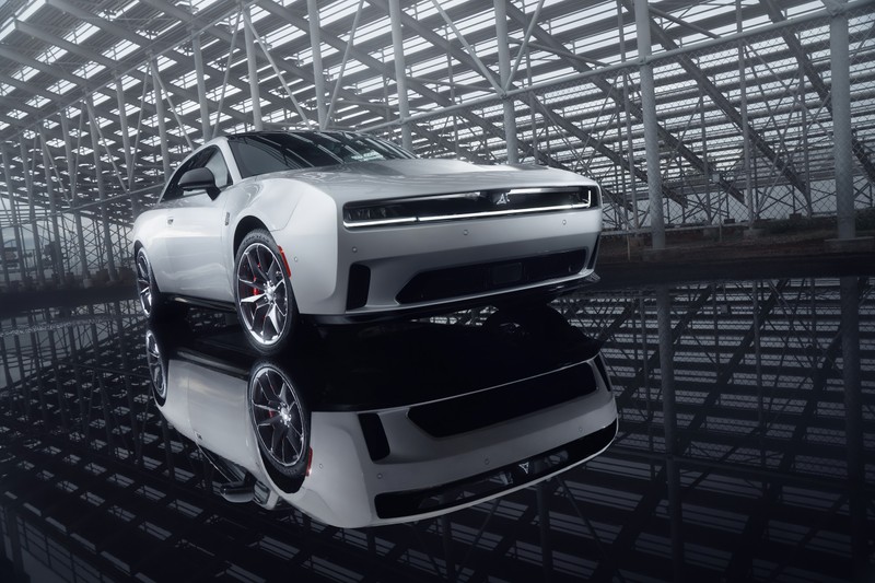 Близкий план белого автомобиля в большом помещении (dodge charger daytona scat pack, маслкар, 2024, 5k, машины)