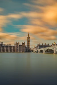 Reflexion der Houses of Parliament und Big Ben gegen einen ruhigen Himmel