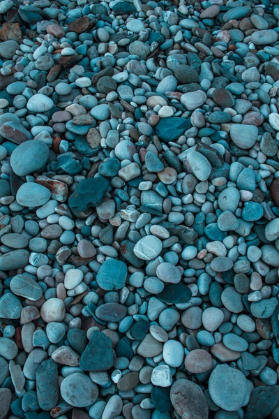 Piedras grises texturizadas en una playa tranquila