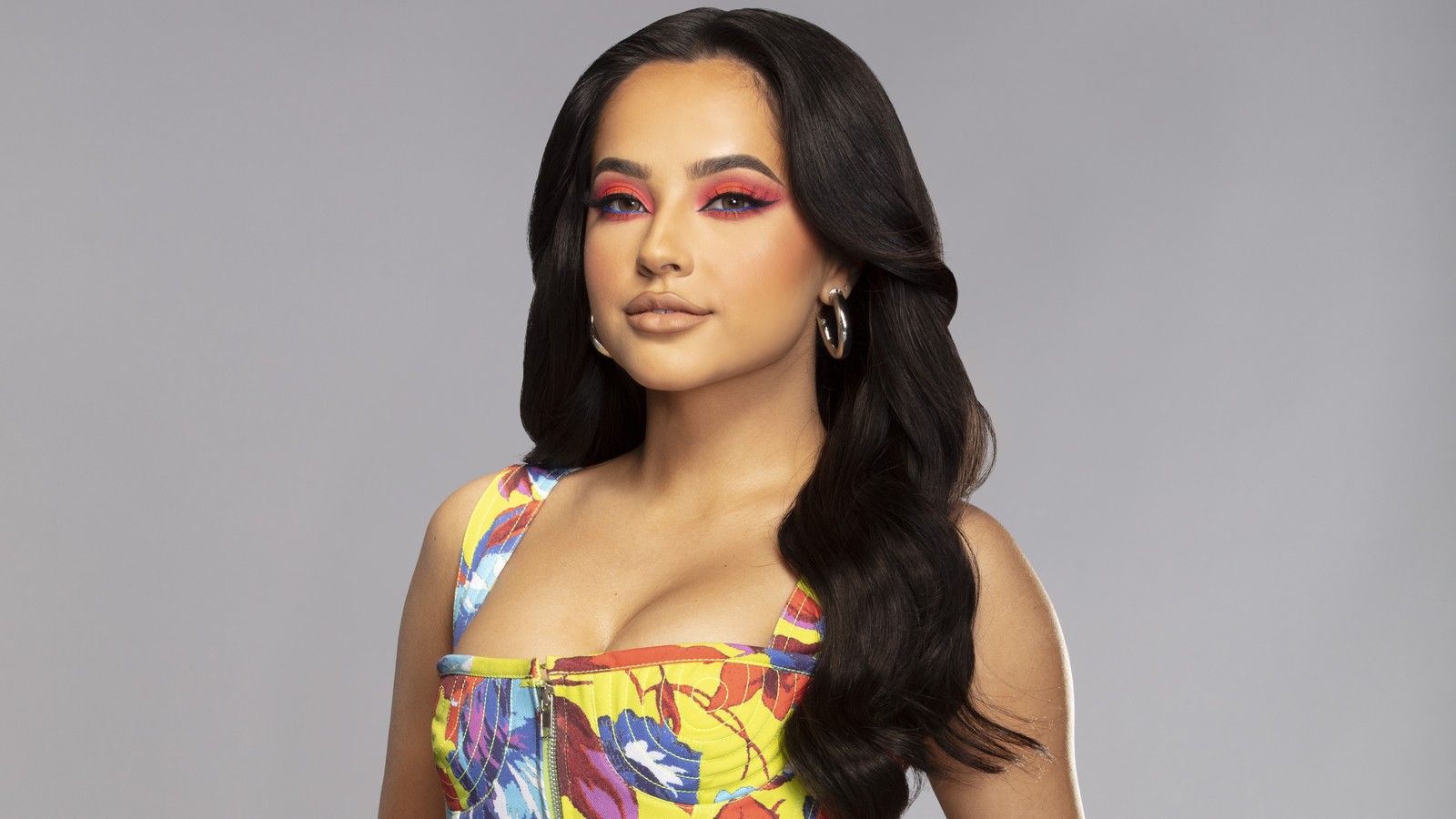 Une femme aux longs cheveux noirs portant une robe colorée (becky g, 5k, chanteur américain, gens, fond décran 4k)