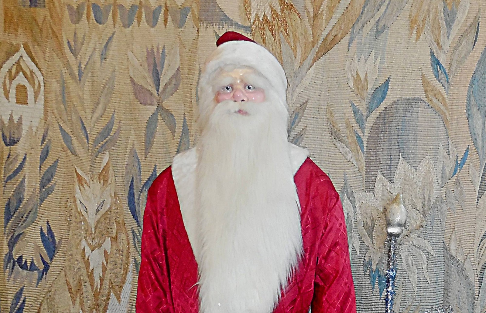 Hay un santa claus de pie frente a una pared (tradición, cuchillo, arte, día de navidad, ded moroz)