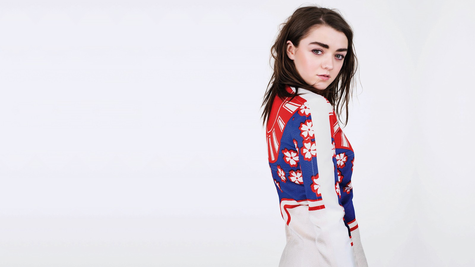 Image arabe d'une femme en veste beige et chemise blanche (maisie williams, actrice, brunette, célébrité, filles)