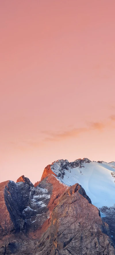 Cima de montaña cubierta de nieve al atardecer