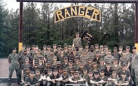 Rangers do Exército dos EUA: uma unidade de infantaria coesa celebrando seu marco.