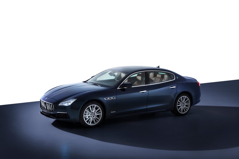 Крупный план синего масерати, припаркованного в комнате (maserati quattroporte s q4 granlusso, 2021, 5k, 8k, машины)