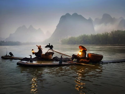 Tarde serena en el agua: Pesca tradicional con cormoranes en Asia