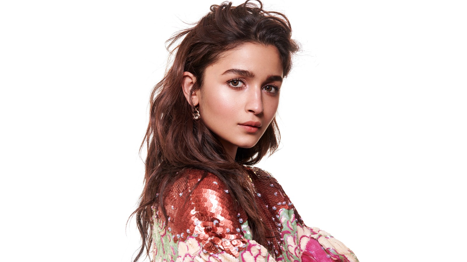 Une femme aux longs cheveux portant un haut à sequins et un pantalon rose (alia bhatt, actrice de bollywood, fond blanc, 5k, gens)