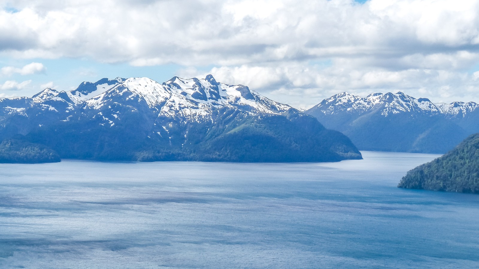 Vista aérea de un lago con montañas al fondo (océano ártico, lago glaciar, glaciar, casquete polar, forma glaciar)