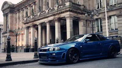 Nissan Skyline GT-R estacionado frente a un elegante edificio histórico.