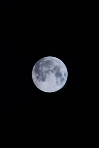 Pleine lune illuminant le ciel nocturne