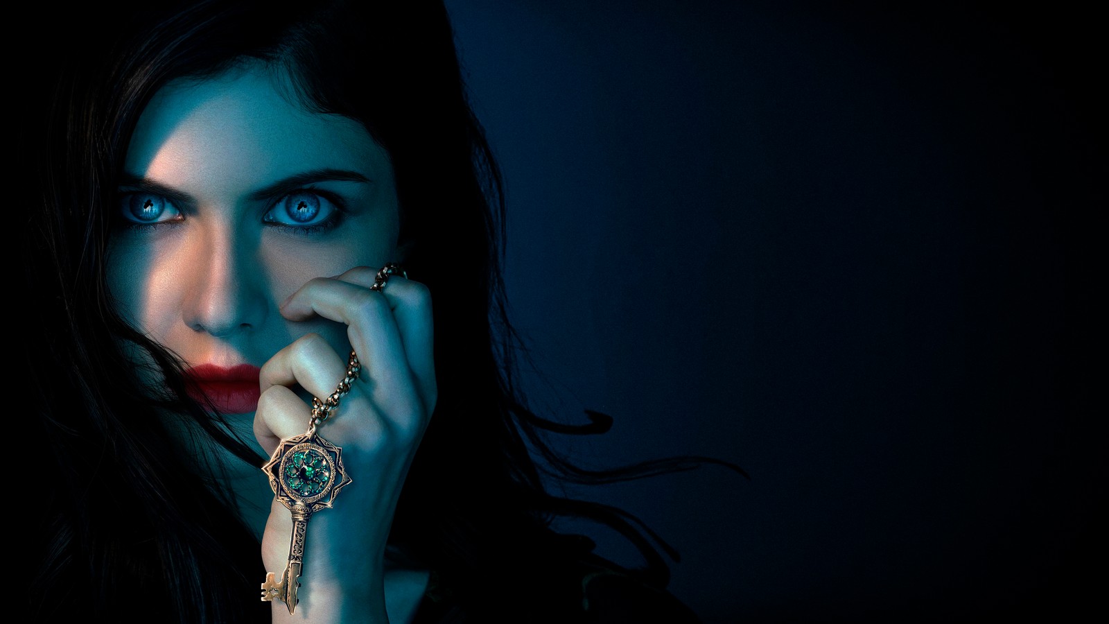 Ein verschwommenes bild einer frau mit einer uhr und einem ring an ihrem finger (alexandra daddario, mayfair hexen, fernsehserie, horror series, amc serien)