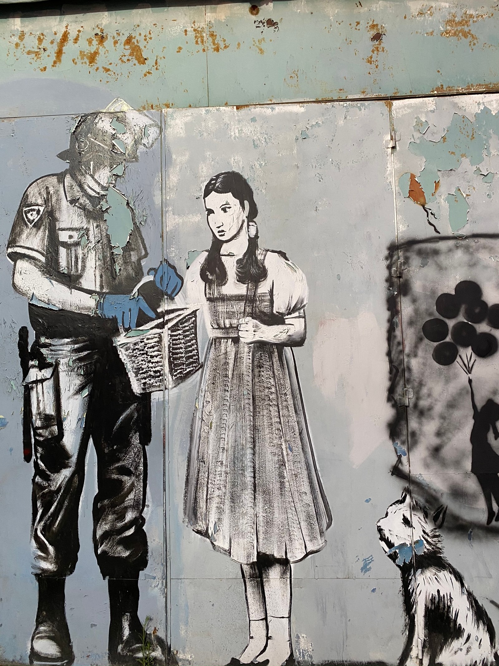 Grafiti de un hombre y una mujer con un perro en una pared (arte, arte callejero, grafiti, estilo, ilustración)