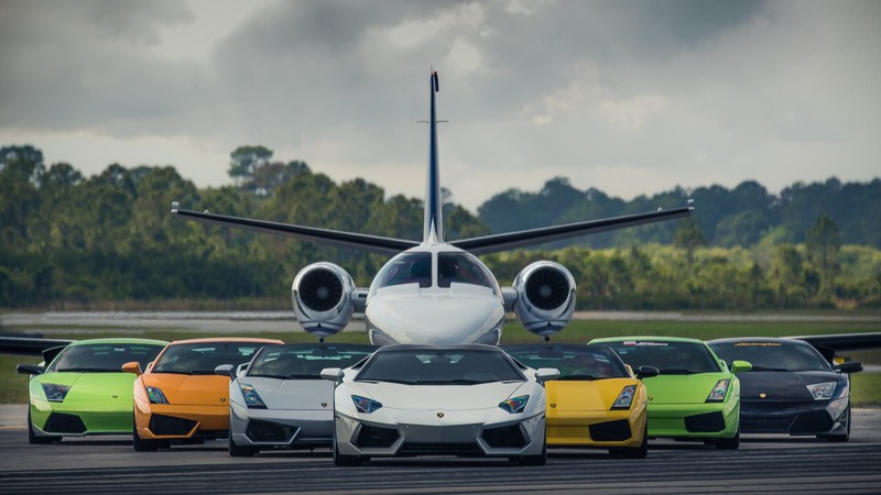 Мотоциклы и самолет на взлетной полосе с самолетом на заднем плане (машина, lamborghini, суперкар, самолёт, аэрокосмическая инженерия)