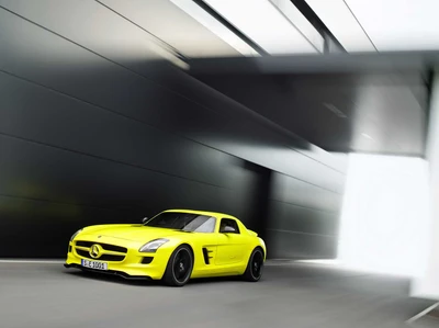 Mercedes-Benz SLS AMG jaune vif en mouvement, mettant en valeur un design élégant et des performances.