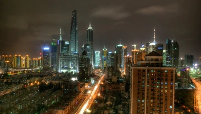 Skyline de Pudong la nuit : Une métropole lumineuse surplombant le Bund