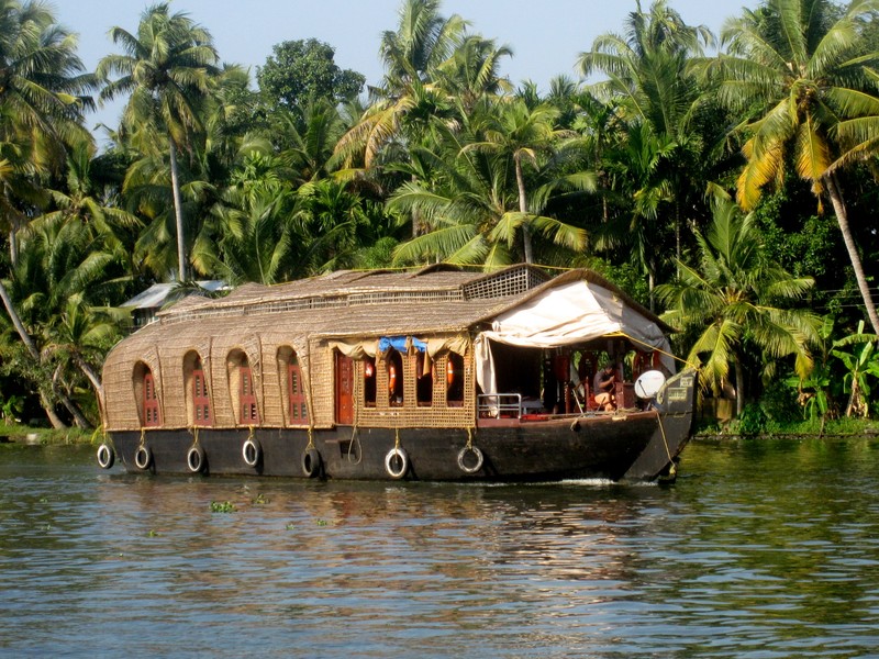 Лодка, плывущая по реке с людьми на ней (алаппужа, alappuzha, путешествие, туризм, достопримечательность)