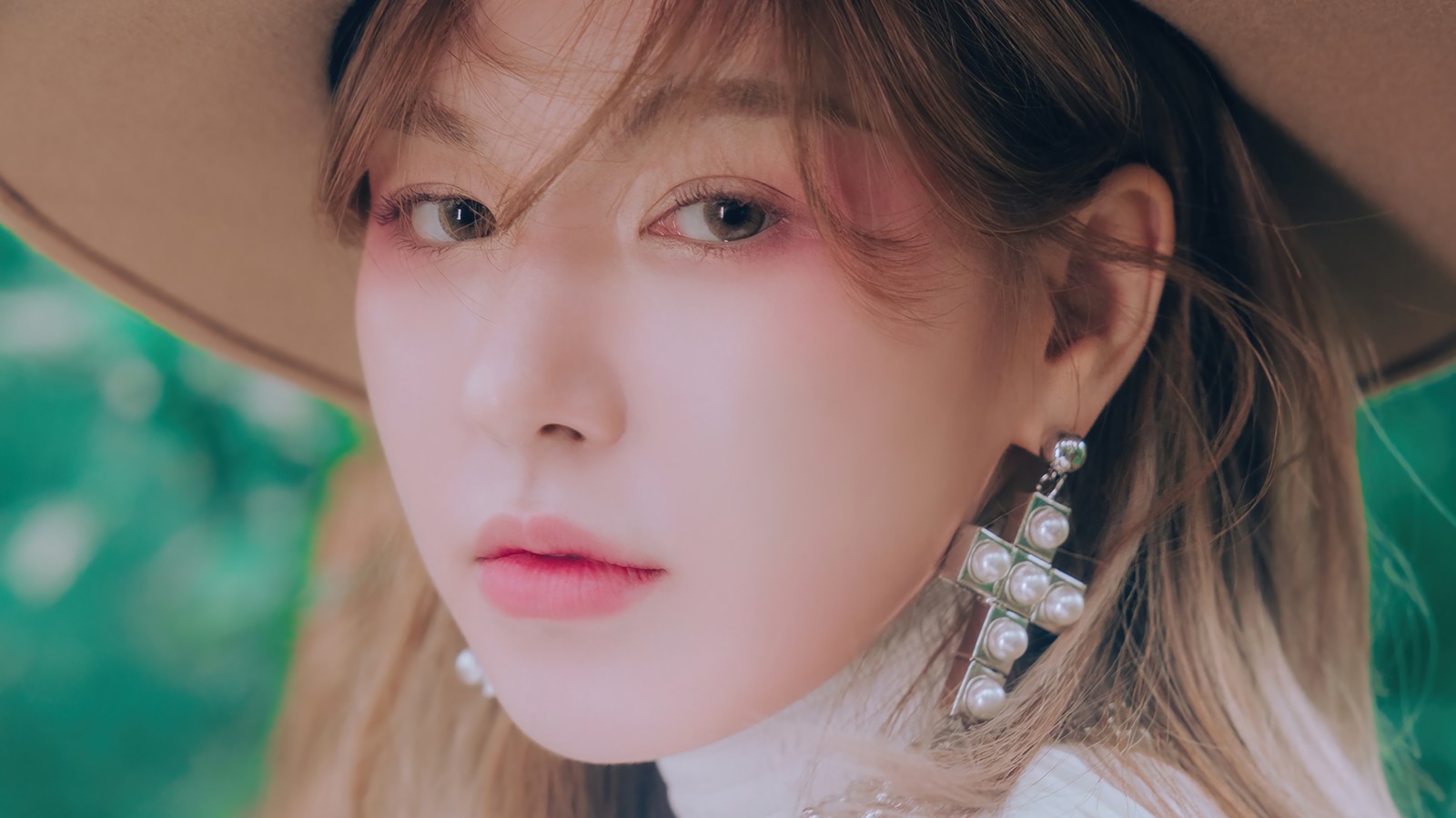 Une femme aux longs cheveux portant un chapeau et des boucles d'oreilles en perles (wendy, 웬디, son seung wan, 손승완, comme leau)