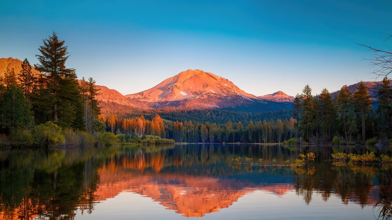 Вид на гору с озером на переднем плане (вулкан, гора, lassen peak, национальный парк, калифорния)