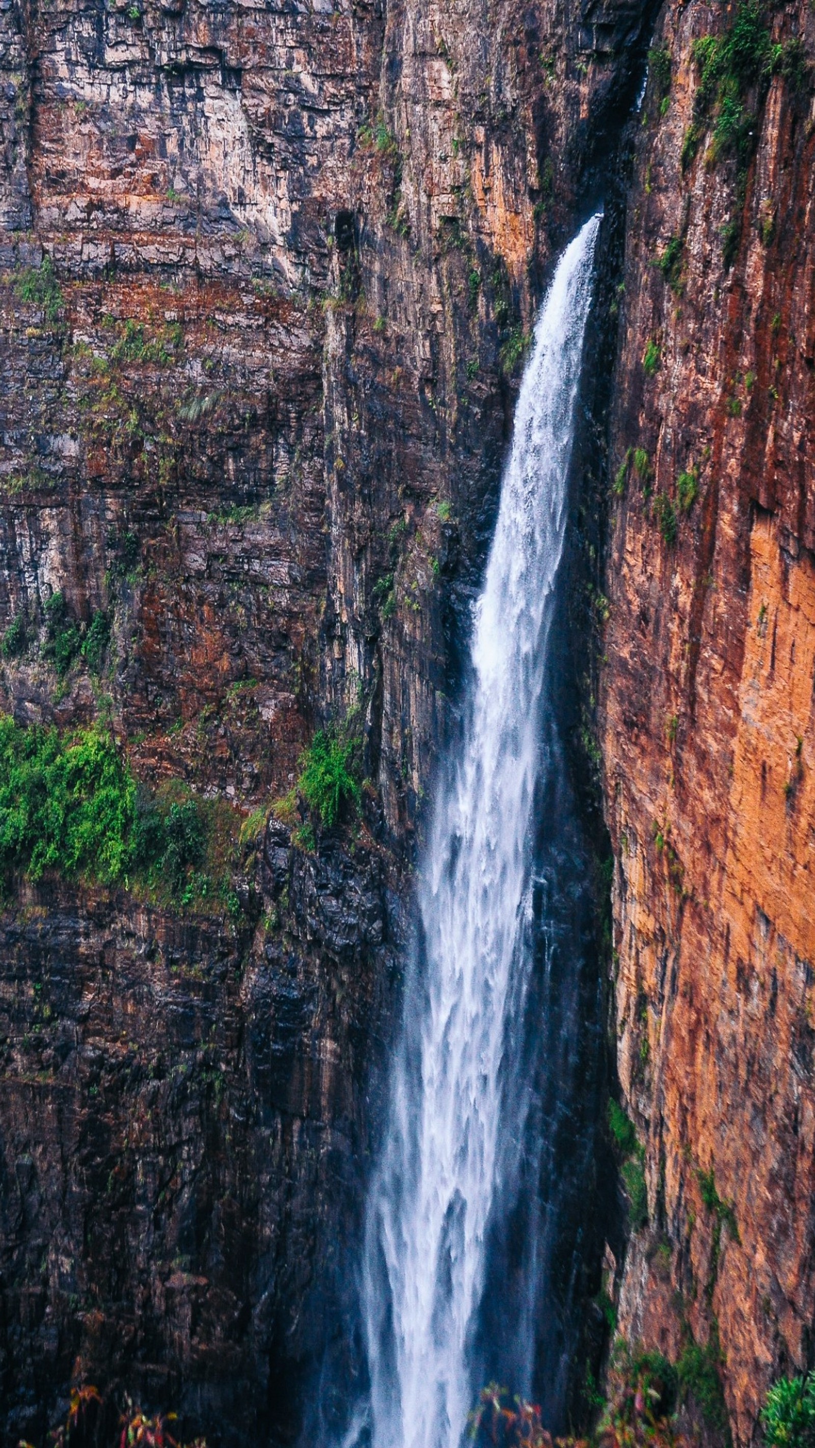 Há uma cachoeira que desce por um penhasco (paisagem, natureza, rocky mountain, água)