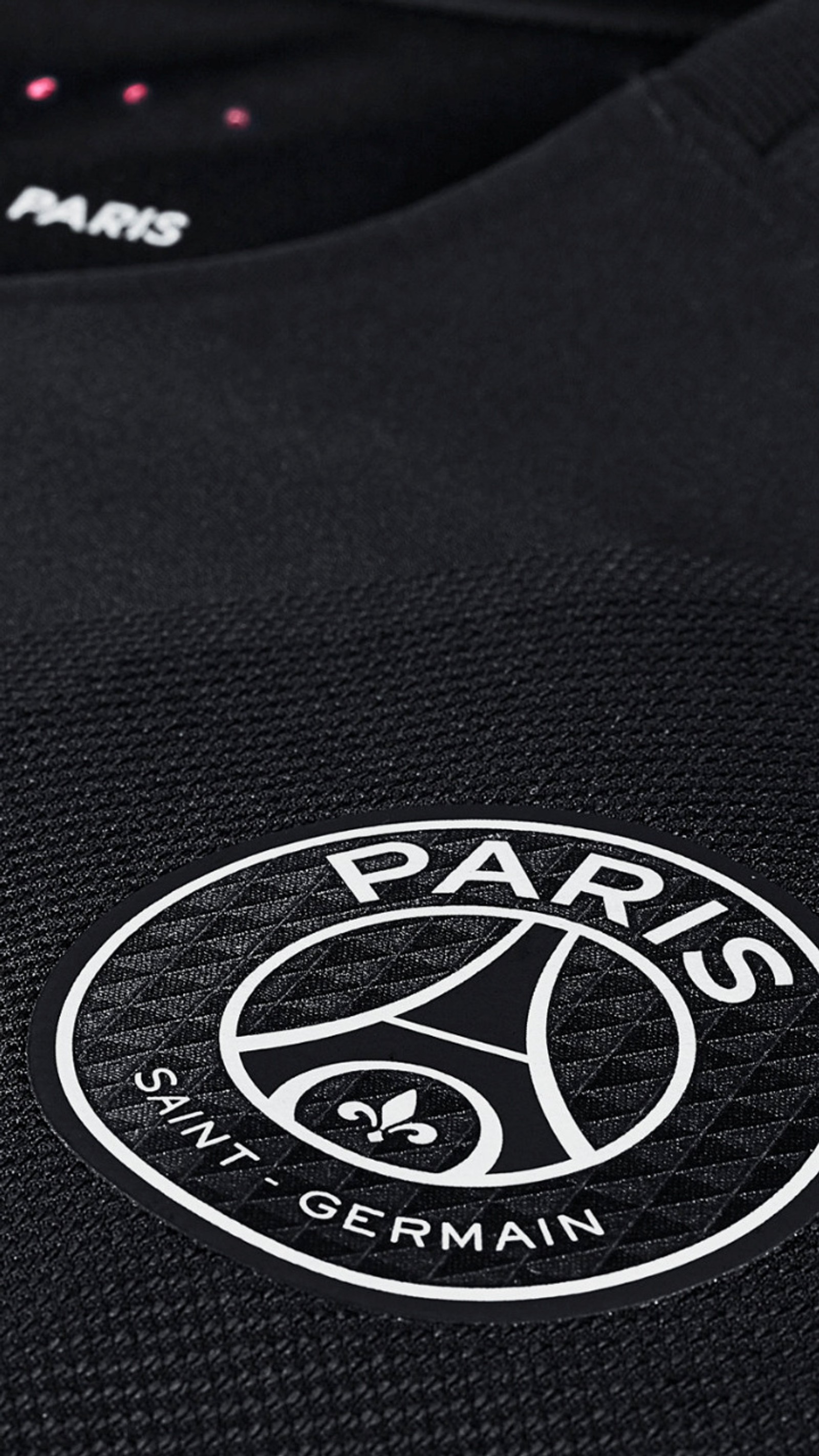 Un gros plan d'un maillot du paris saint-germain avec un logo dessus (pied, logo, paris saint germain, psg)