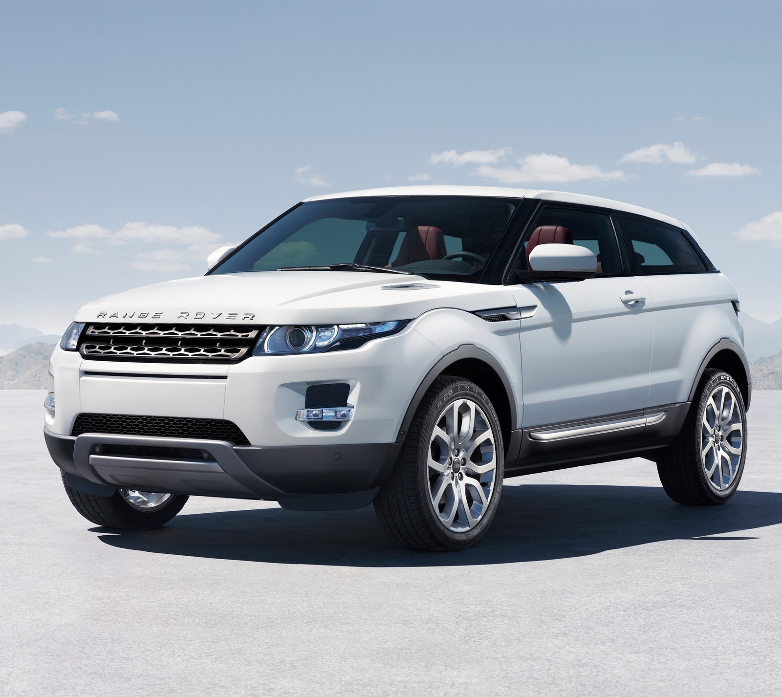 A white range rover parked on a desert plain (range, rover evoque)