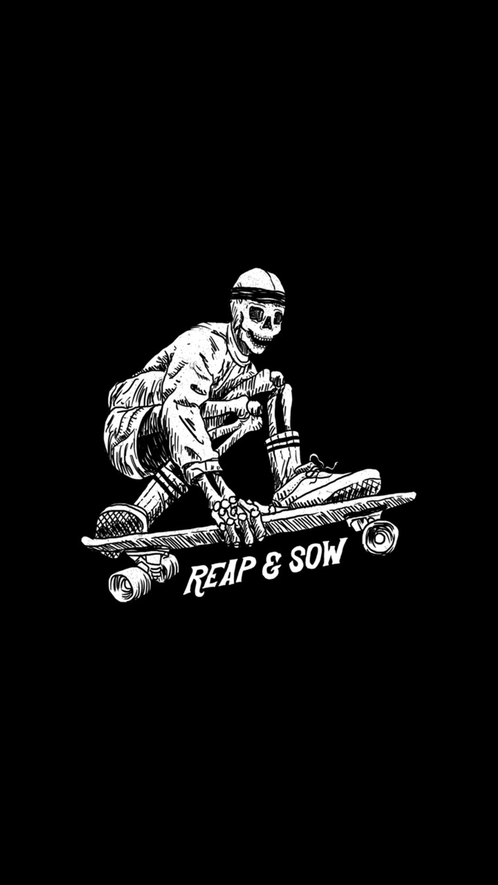 Un skateur dans le noir avec un casque et des lunettes (noir, skate, blanc)