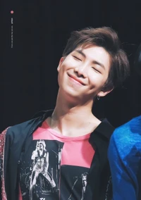 RM de BTS: Sonrisa Radiante y Hoyuelo Encantador