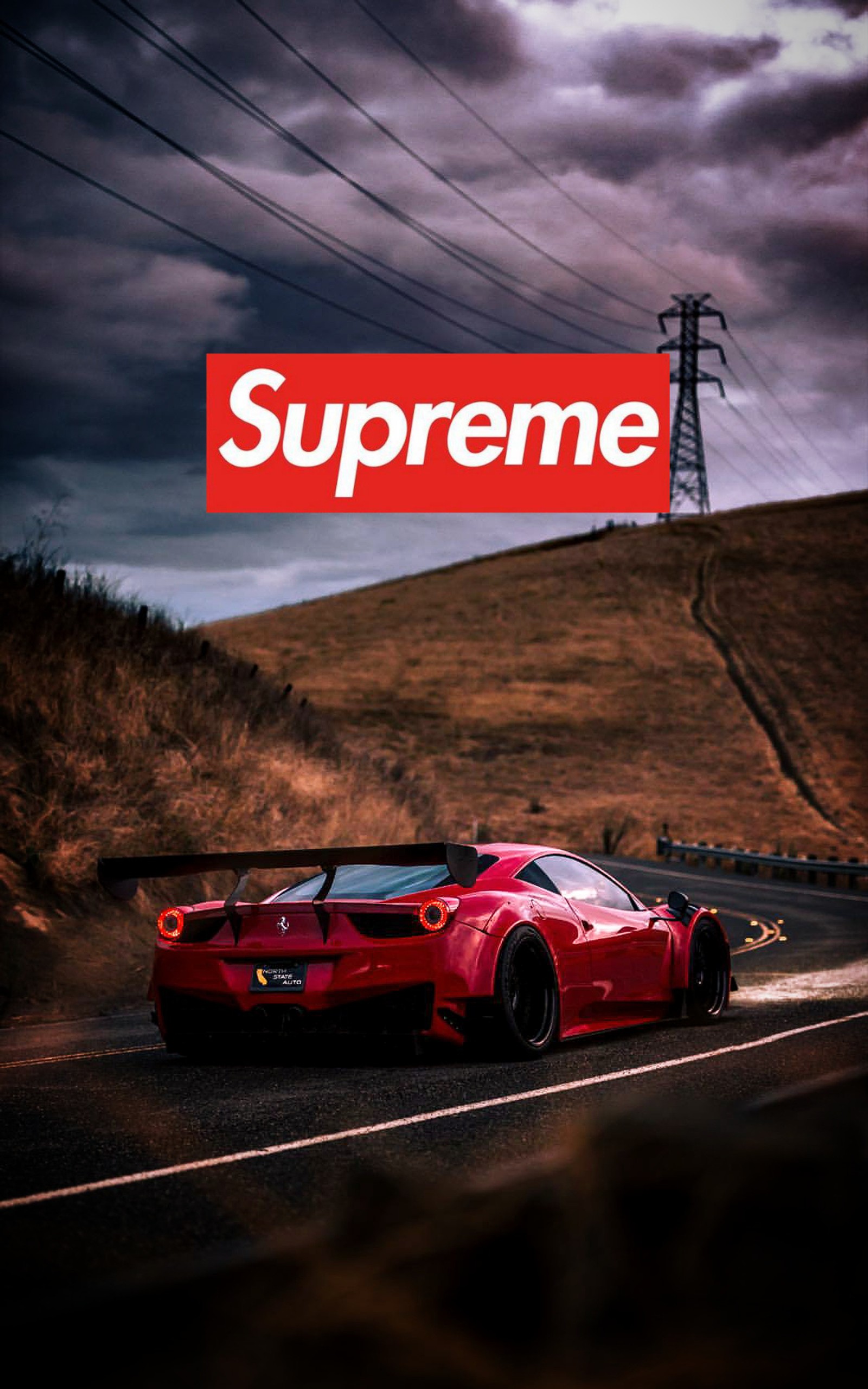 Um close de um carro esportivo vermelho em uma estrada com uma caixa supreme na parte de trás (carros, campo, supreme)