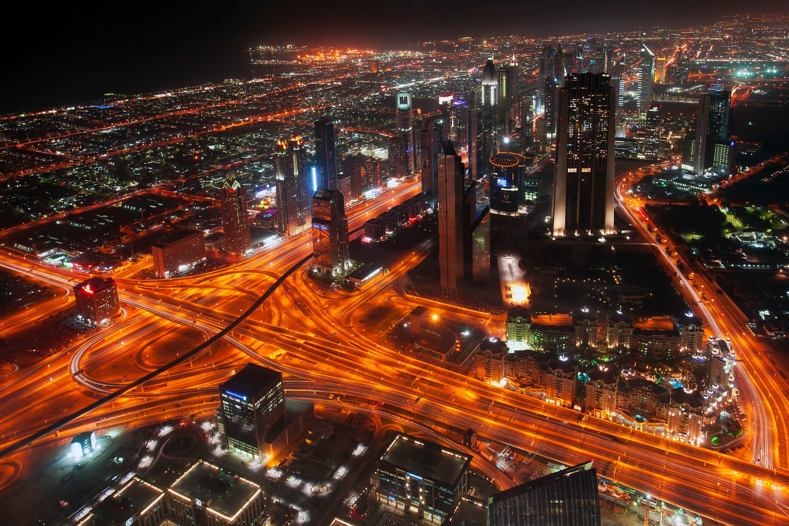 Vista de uma cidade à noite com muito tráfego (burj khalifa, arranha céus, cidade, paisagem urbana, área urbana)