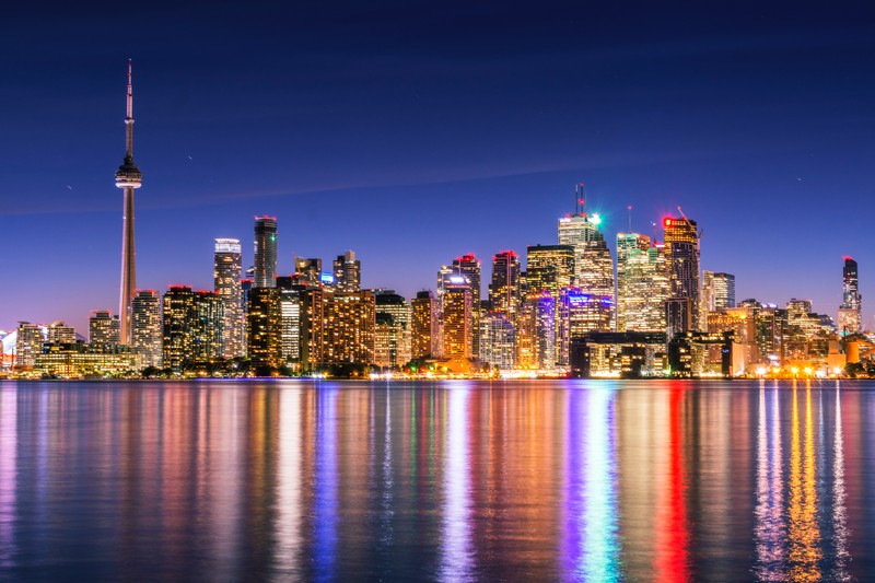 Вид на городской горизонт ночью с другого берега воды (toronto skyline, небоскребы, канада, городской пейзаж, ночные огни)