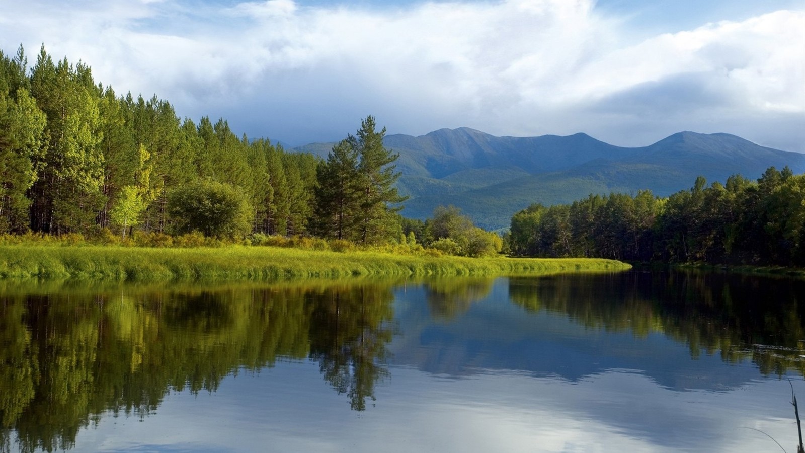 Vista de un lago con una montaña al fondo. (siberia, reflexión, naturaleza, agua, lago)