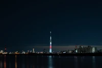 Tokio Skyline bei Nacht: beleuchtete Wolkenkratzer und der ikonische Turm