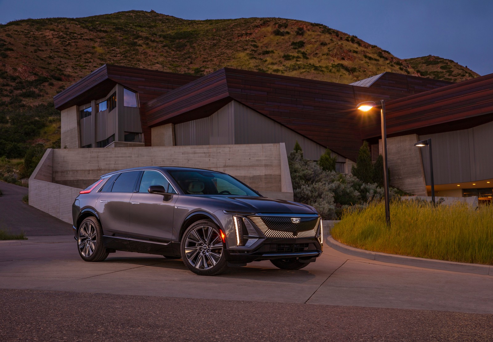 Внедорожник cadillac припаркован перед домом (кадиллак лирик, cadillac lyriq, электрический внедорожник, 2023, машины)