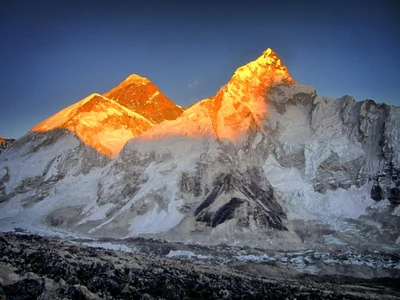 Lever de soleil majestueux sur le mont Everest et les sommets environnants