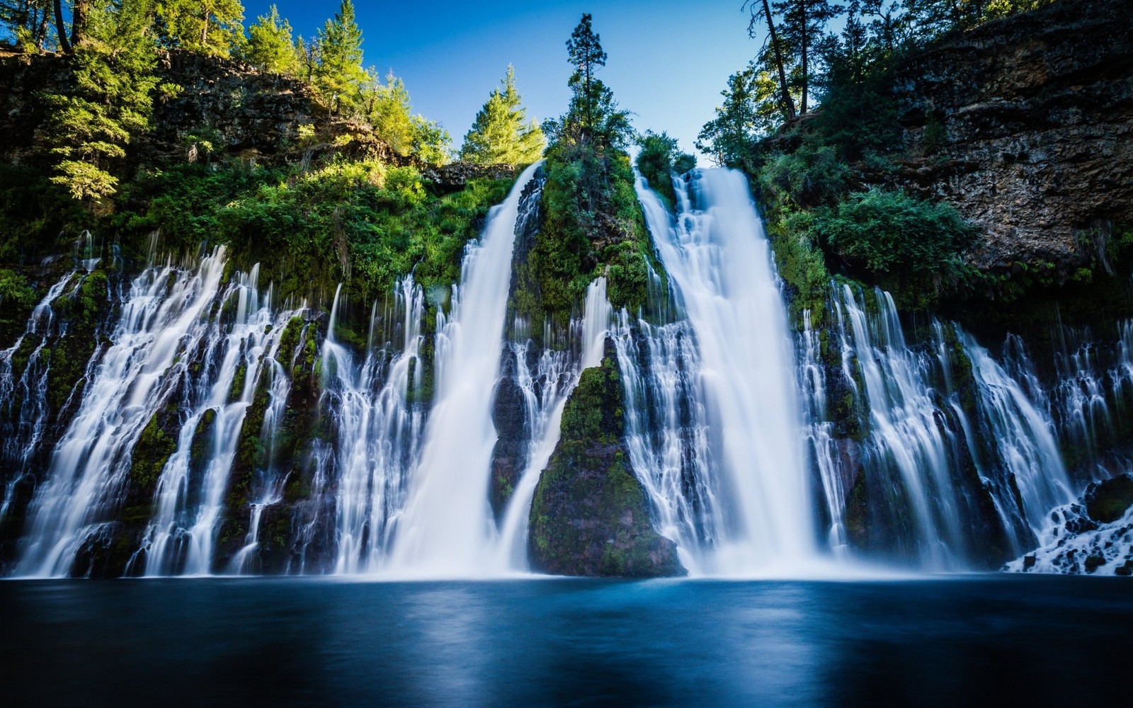 Una cascada en medio de un bosque con agua fluyendo (cascadas de burney, cascada, parque, parque estatal, campamento)