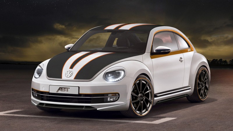 Белый volkswagen beetle с черной и золотой полосой спереди (volkswagen beetle 2012, 2012 volkswagen beetle, volkswagen, фольксваген новый жук, машина)